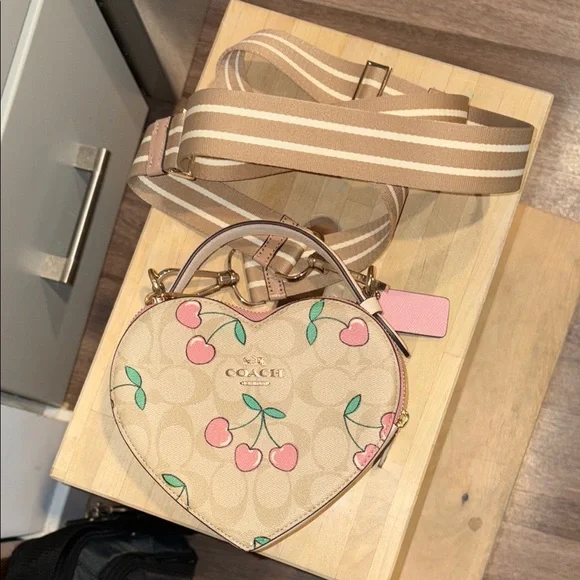 Valentine’s Day !💕Coach Heart-Shaped Cherry Print Mini Bag - Picture 6 of 6
